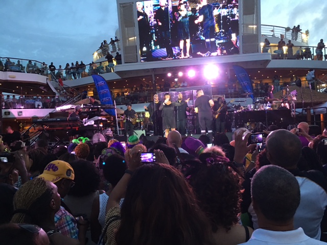 ><figcaption>Fans take pics of Patti LaBelle on stage</figcaption></figure>
<figure class=