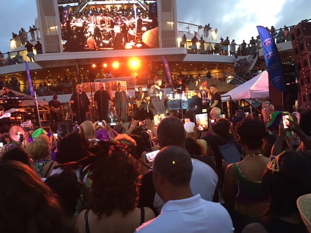 ><figcaption>Patti LaBelle on stage</figcaption></figure>
<figure class=