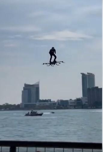Hoverboard Malfunction Sends Man Plunging into the Detroit River During Auto Show (VIDEO)