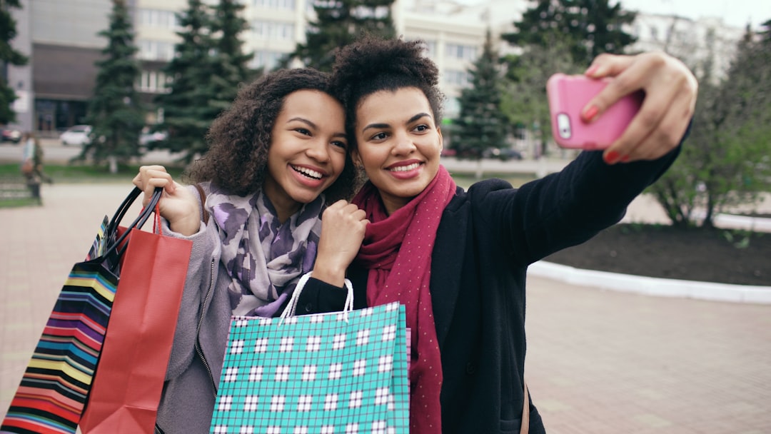 Consumers Turn to Social Media and AI for Holiday Shopping